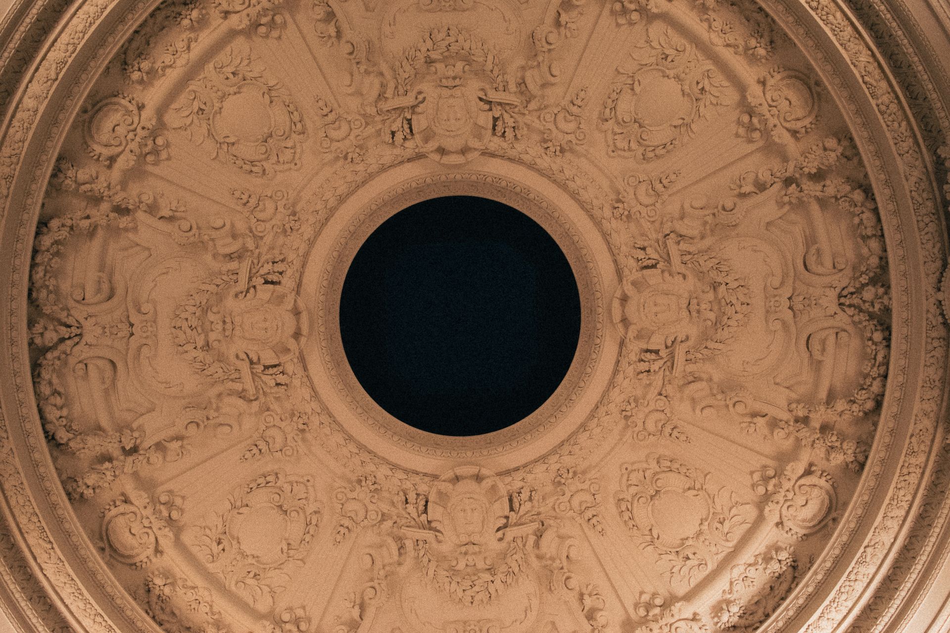 Plafond décoratif à moulures réalisé en plâtrerie