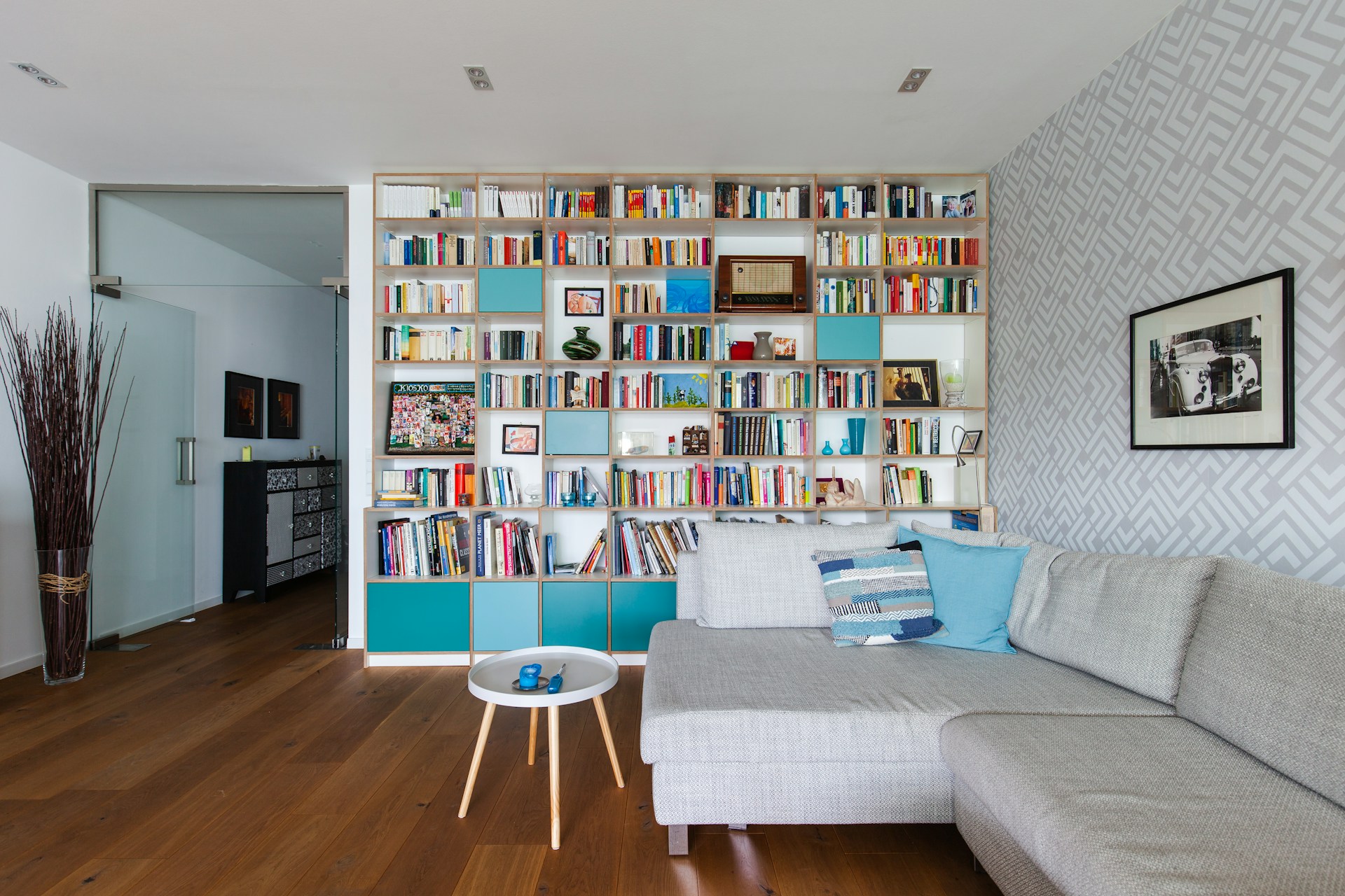Bibliothèque murale sur mesure intégrée dans un salon